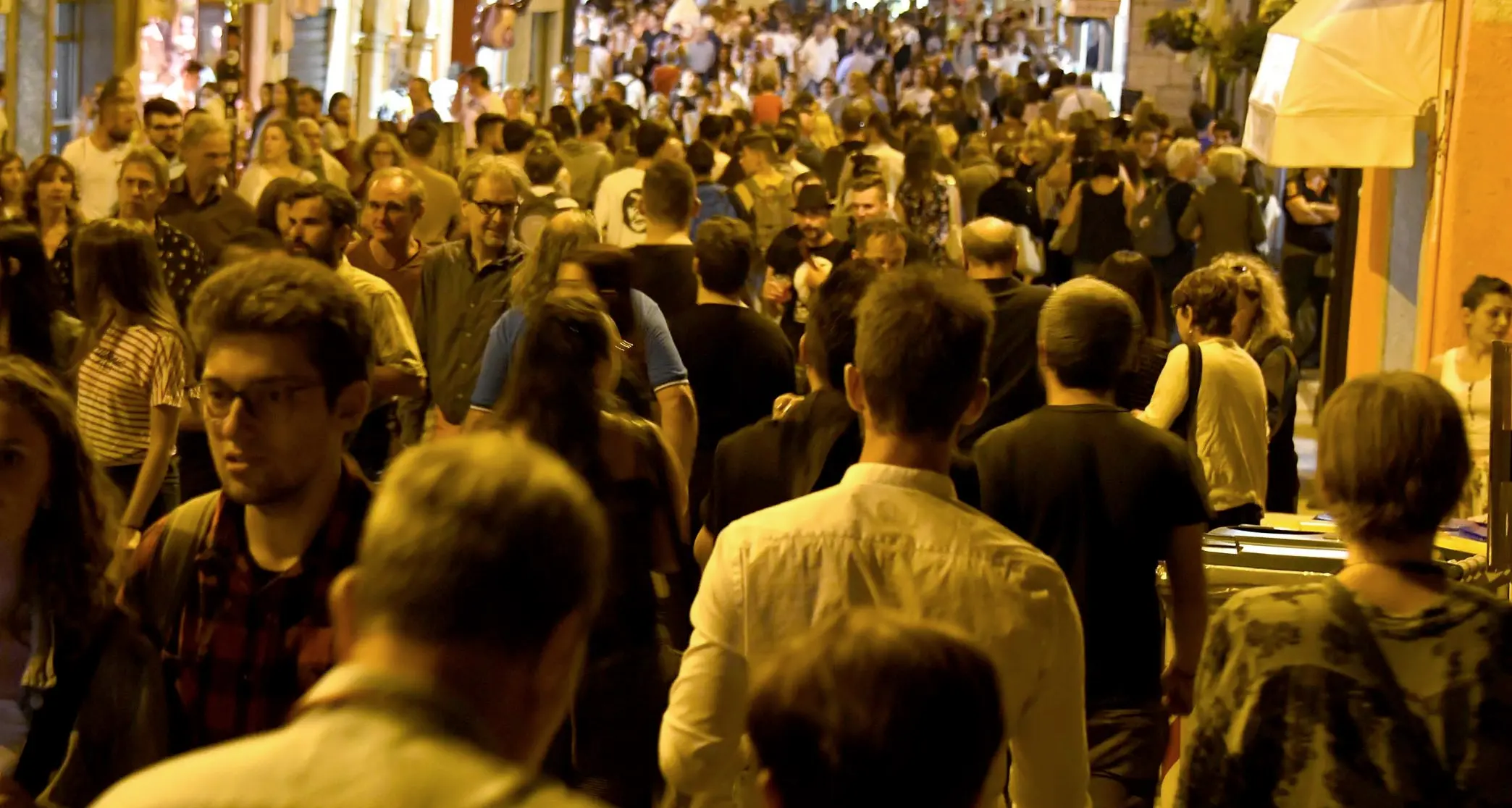 Fiume di gente per la notte magica Ma commercianti insoddisfatti