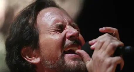 Pearl Jam epici a Milano Due ore di poesia e rock