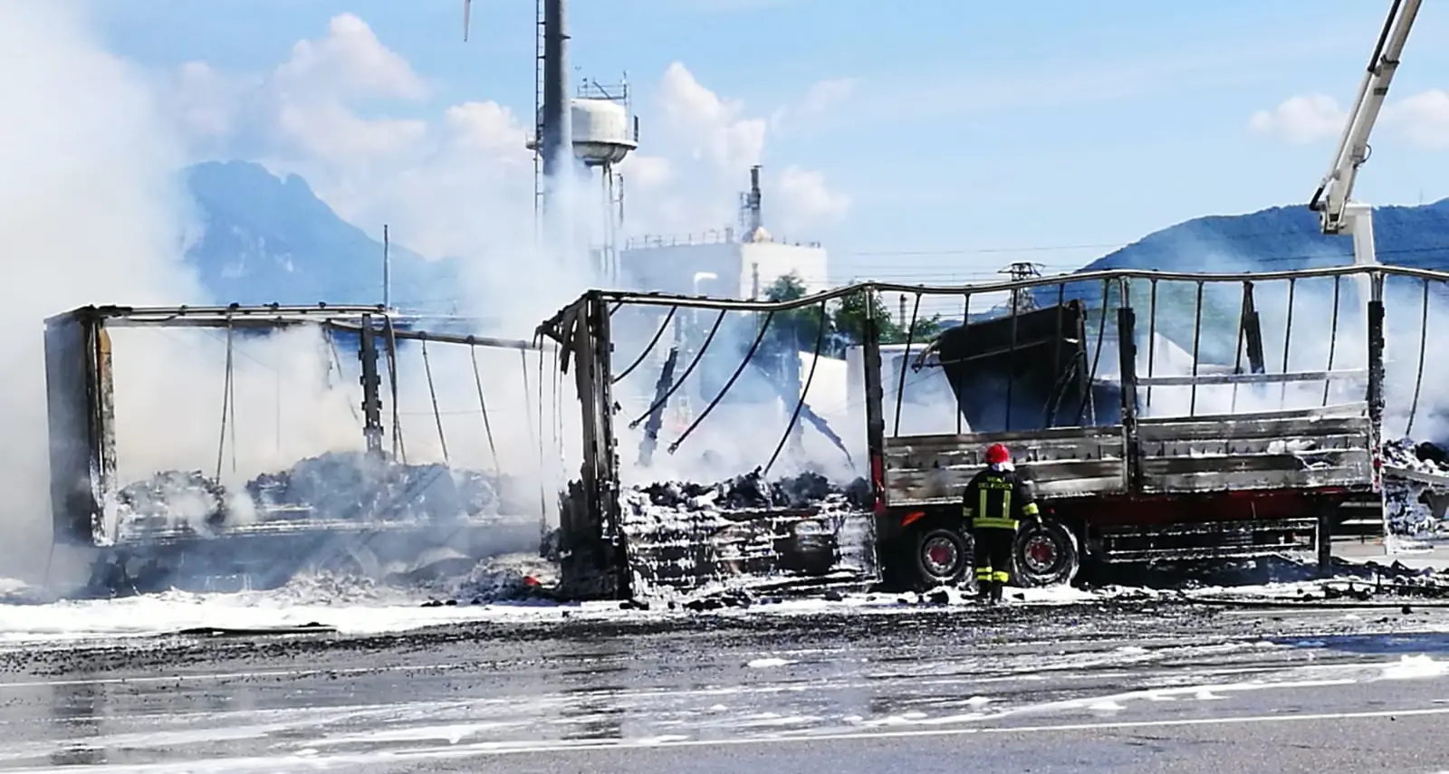 Rogo all'Interporto, distrutti due camion Le fiamme devastano il parcheggio - FOTO E VIDEO