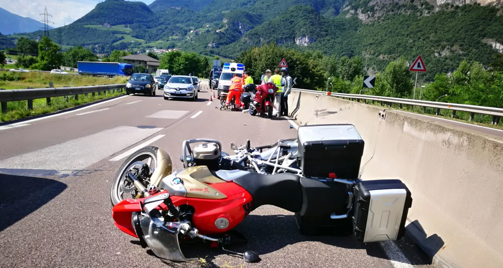 Scontro auto-moto in tangenziale Motociclista tedesco in ospedale
