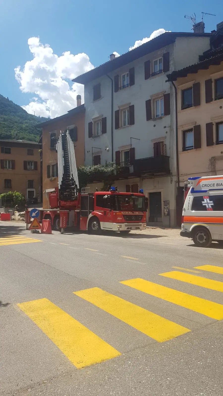 Donna ferita in casa, salvata con l'autoscala dei vigili del fuoco