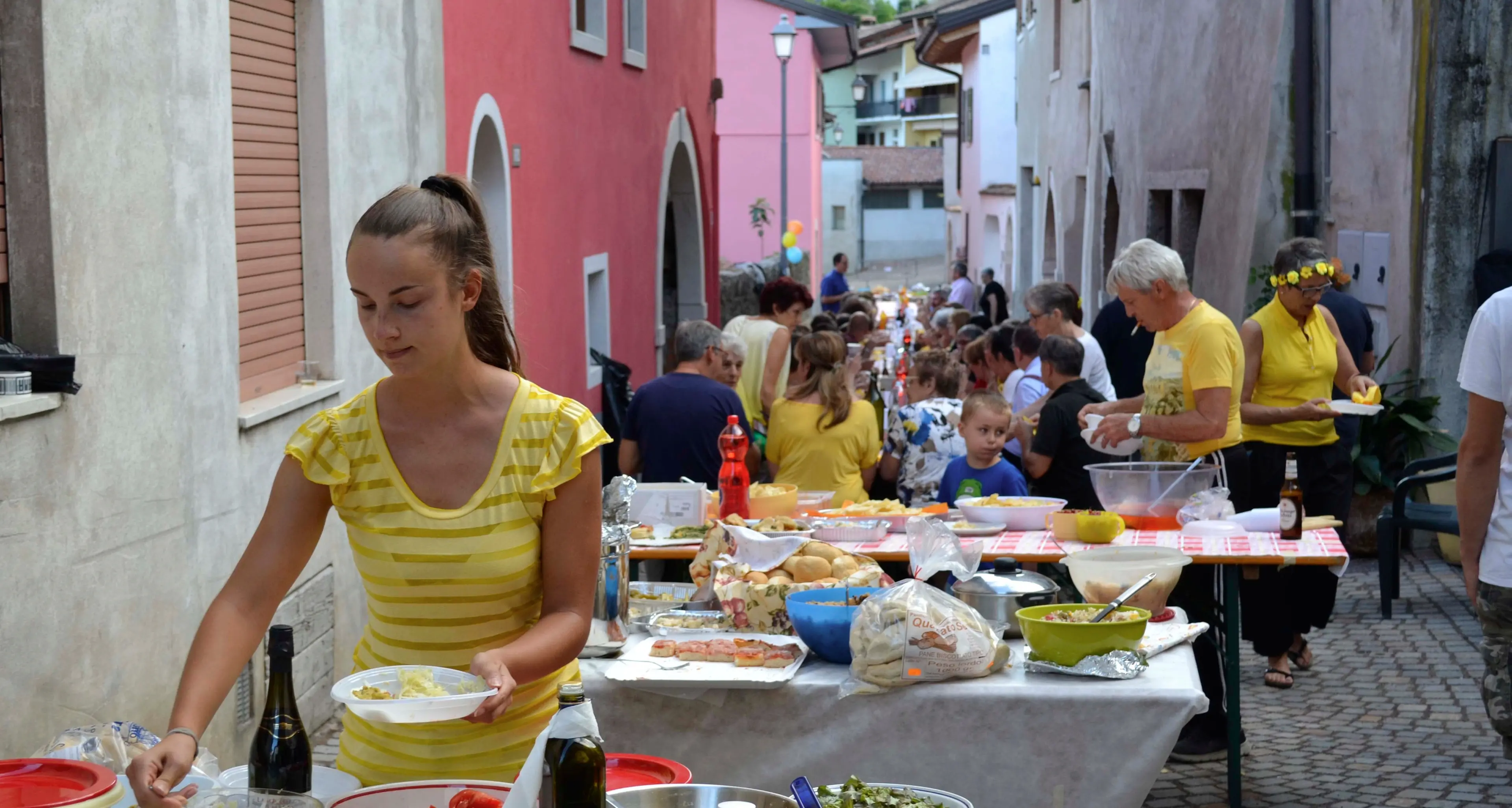 Una cena in strada per conoscersi tra vicini