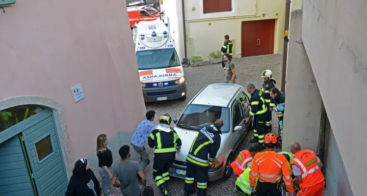 Travolta dalla sua auto Ferita ragazza di 20 anni