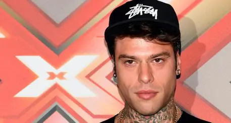 Lite col vicino di casa: Fedez imputato