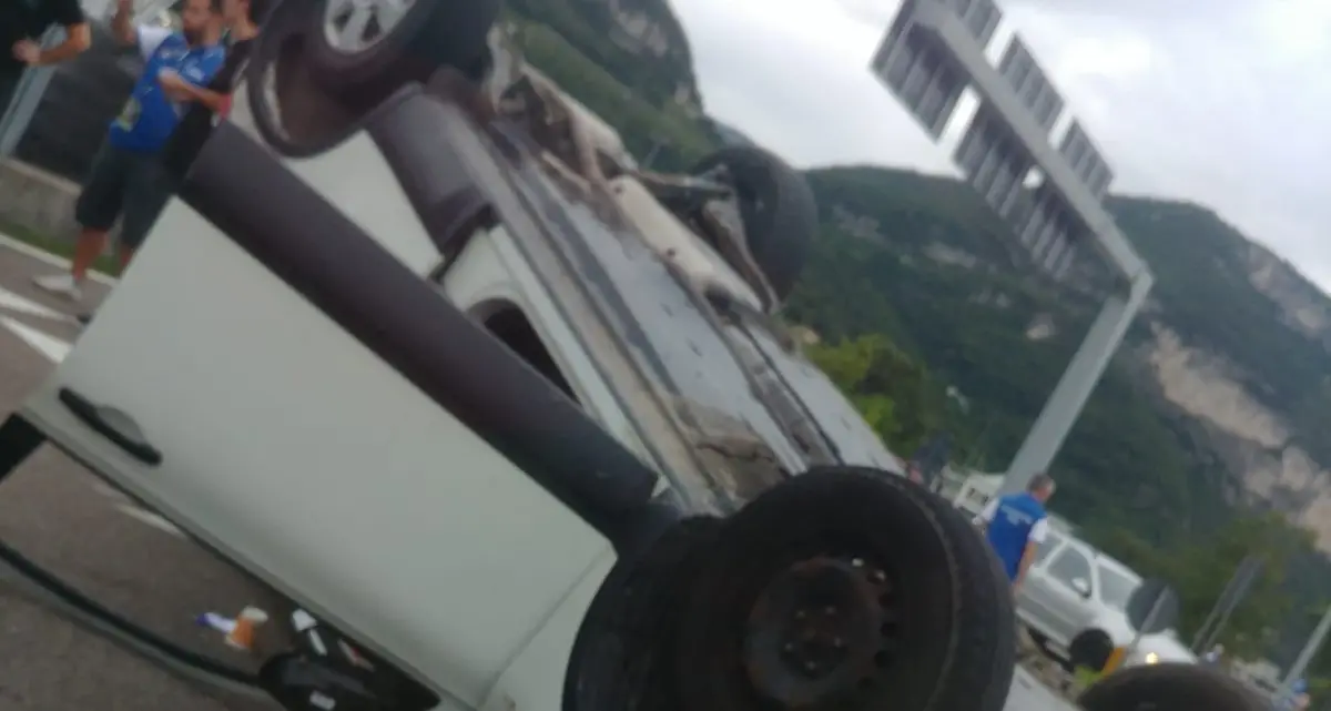 Auto si rovescia alla rotatoria Traffico in tilt verso Riva