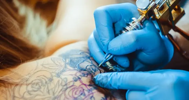 Dermatologi Ue, più controlli su inchiostri per i tatuaggi