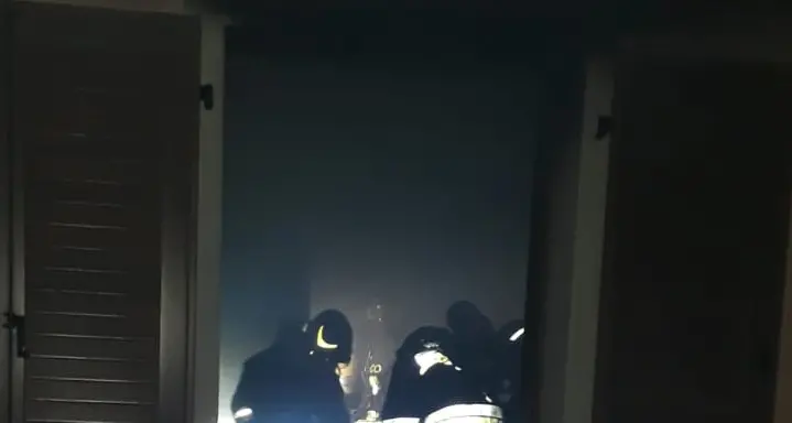 Cucina distrutta dalle fiamme Notte di lavoro per i pompieri