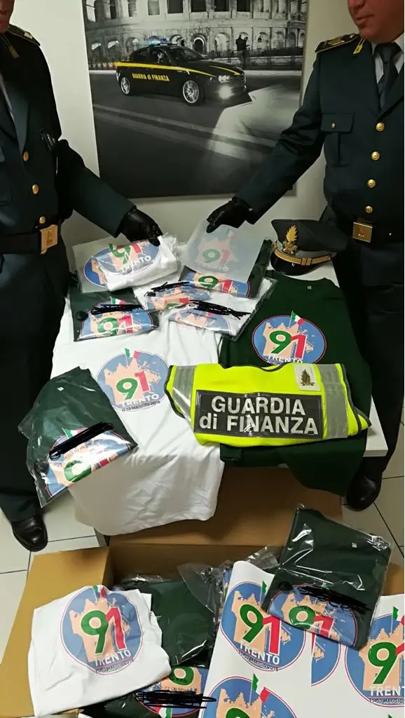 Adunata, Finanza sequestra oltre 100 magliette contraffatte