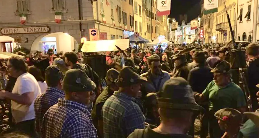 Notte di festa in città: fiumi di birra, canti e morra Penne nere scatenate, ieri erano 160 mila