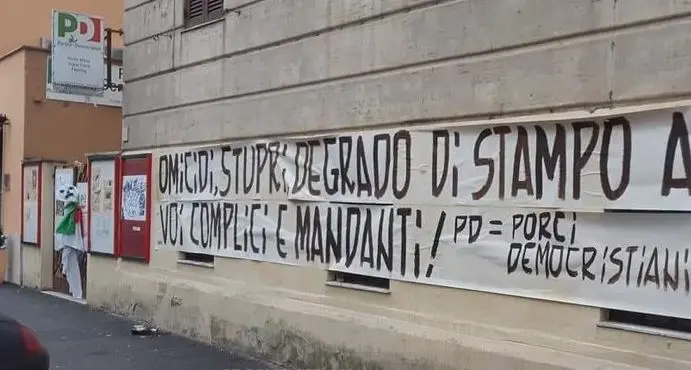 Roma,fantoccio impiccato davanti sede Pd