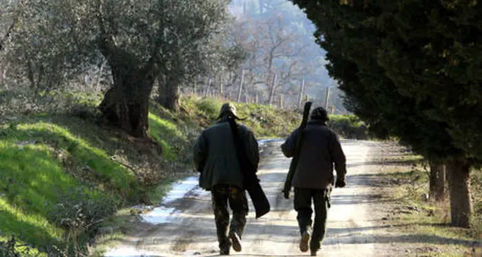 Gli animalisti: stop alla caccia dopo l'uccisione dell'escursionista