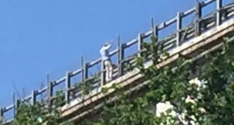 Lancia la figlia dal viadotto e minaccia il suicidio