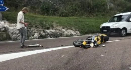 Scontro tra moto e auto: un ferito al bivio per Terlago