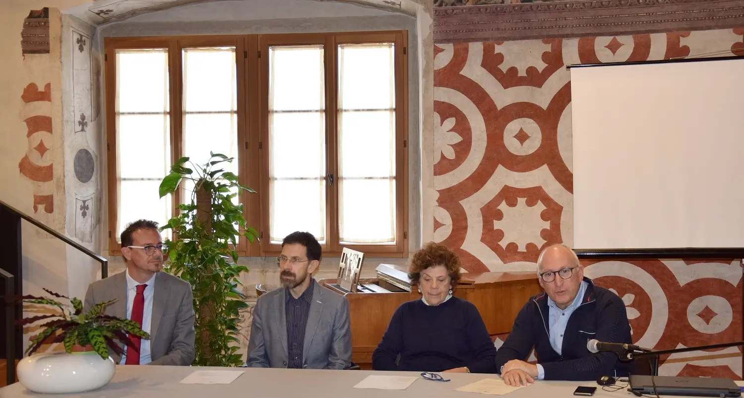 Cles, dal filo di seta ai tessuti inaugurata la mostra a Palazzo Assessorile