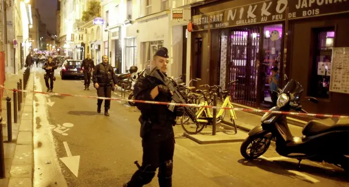 Terrore a Parigi: 1 morto, 4 feriti Accoltella i passanti per strada urlando «Allah Akbar!»