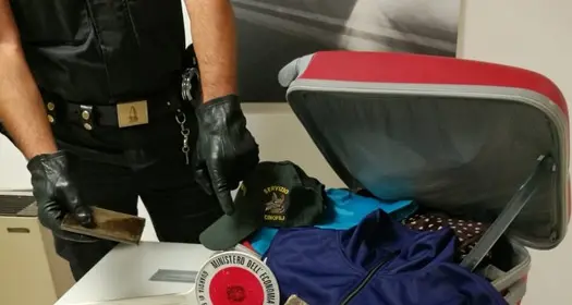 Mezzo chilo di hashish in pullman, arrestato