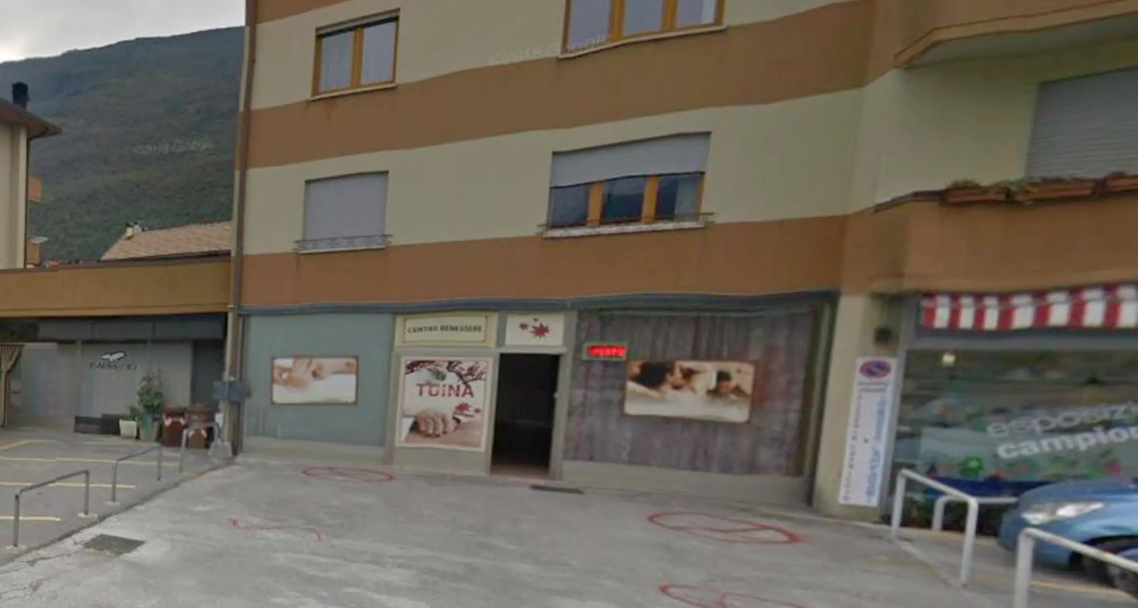 Violenza al centro massaggi Un uomo scappa in mutande