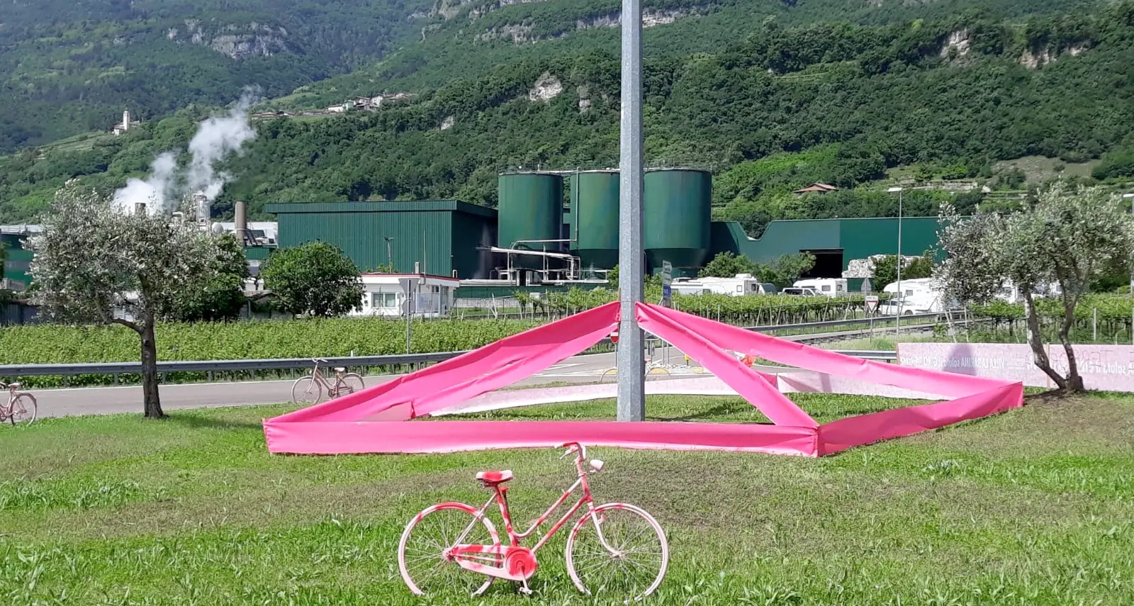 Vandali al Giro d'Italia, si temono sabotaggi Rotatoria «rosa» imbrattata con scritte contro Israele