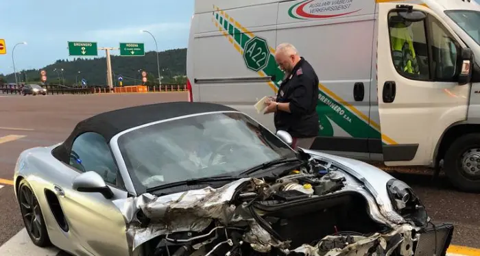 Sfascia la Porsche contro il guard rail in A22