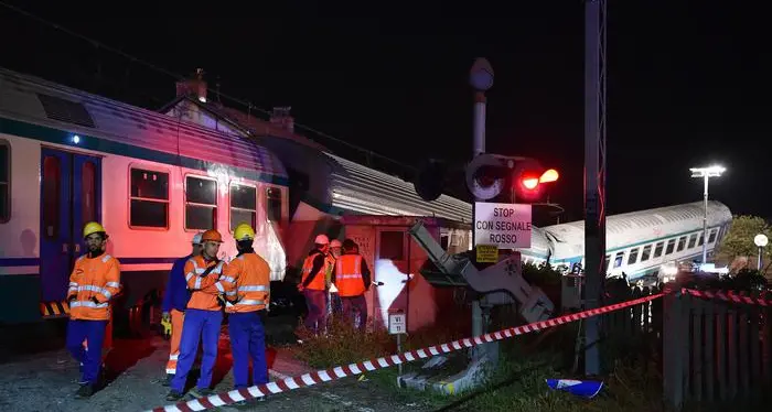 Treno urta camion sulla linea Torino-Ivrea, due morti e 18 feriti