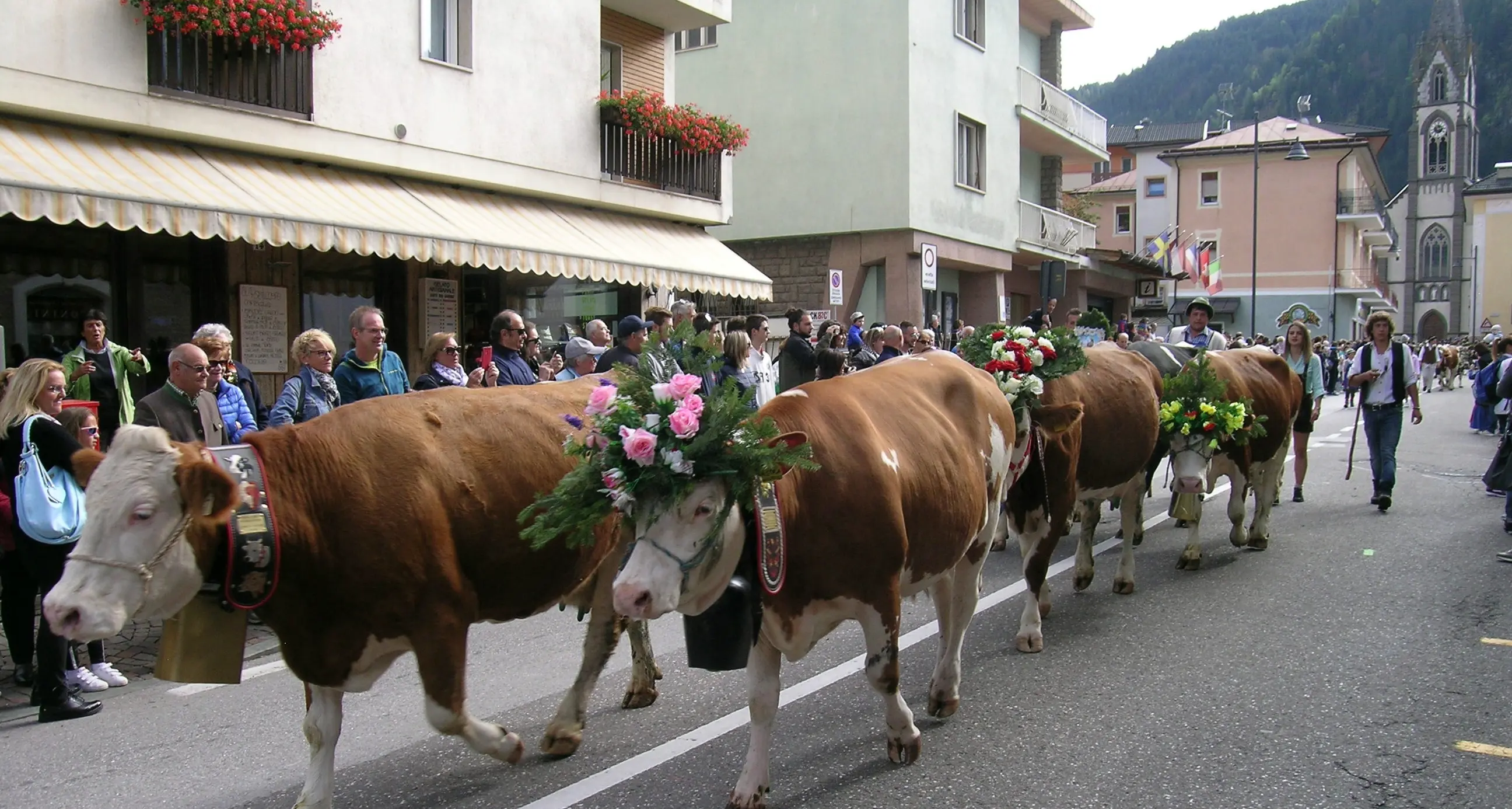 A Predazzo una \"Desmontegada\" memorabile fra due ali di folla