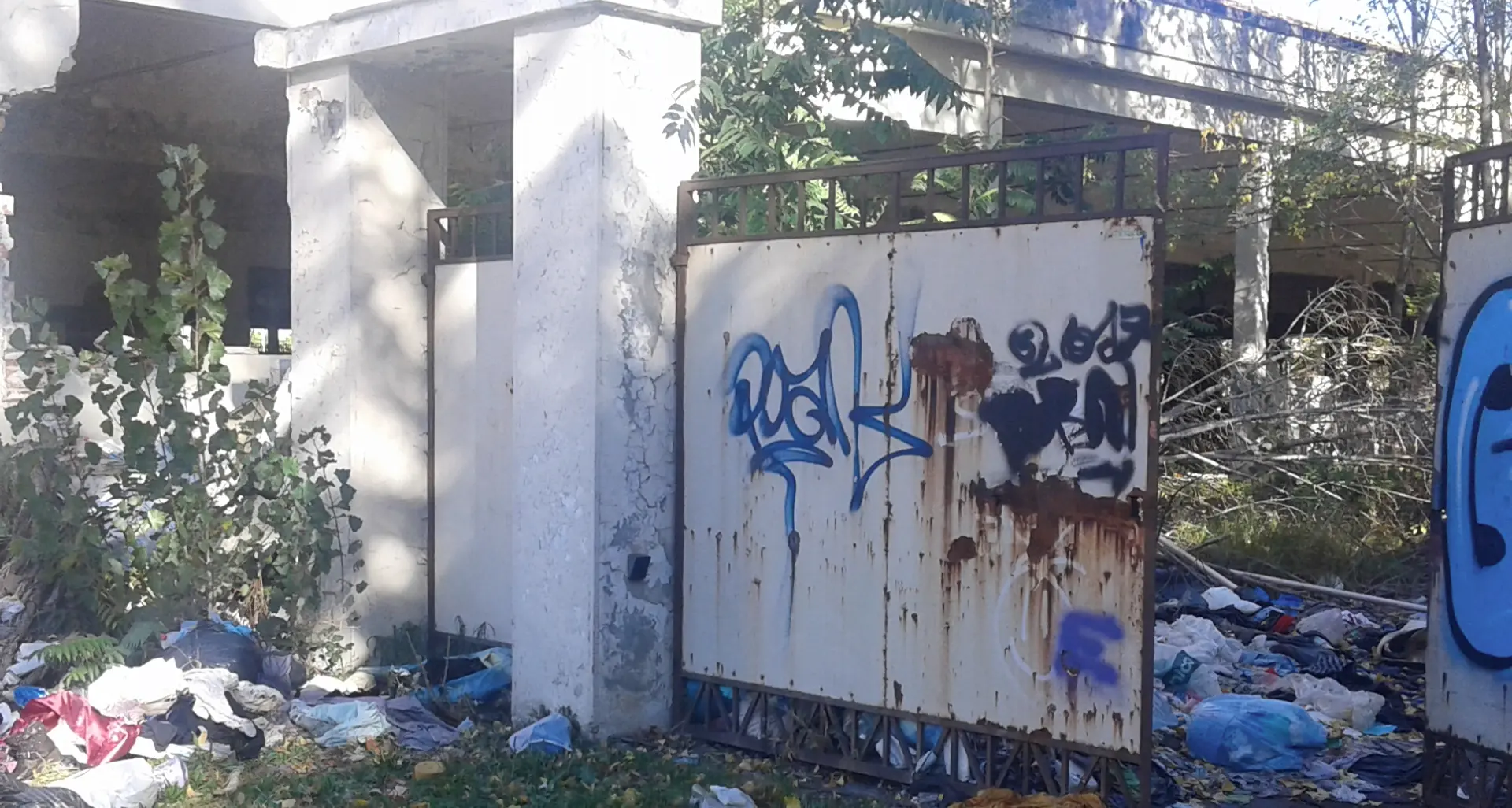 Ex Microleghe, rifiuti fino in strada