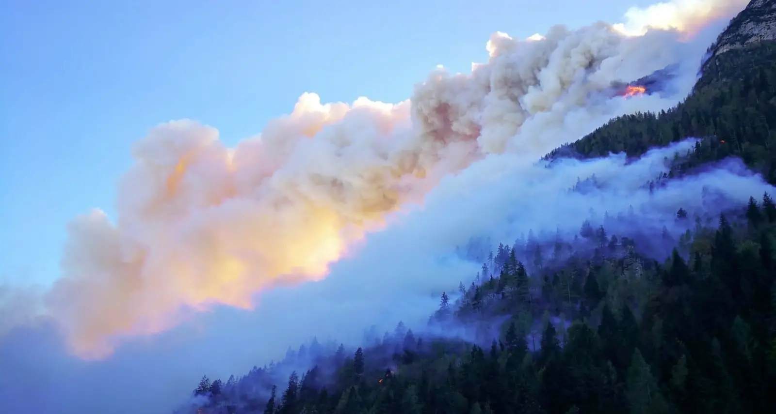 Fiamme nell'Agordino: salvi i due escursionisti