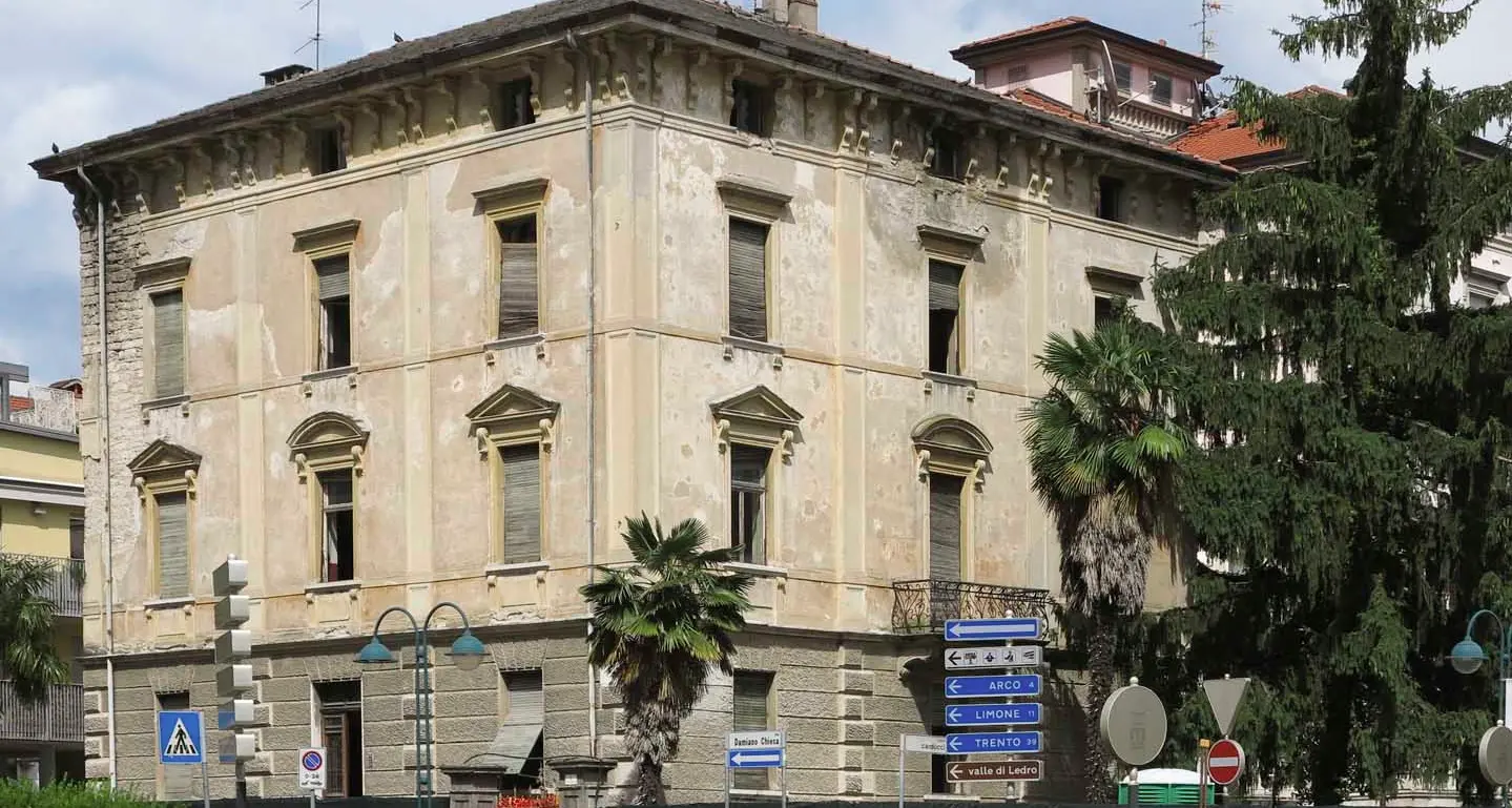 Arrivano i russi e si prendono il Palazzo Liberty di Riva