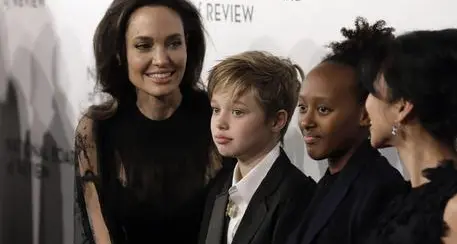 Jolie «deve far vedere i figli all'ex marito Brad Pitt»