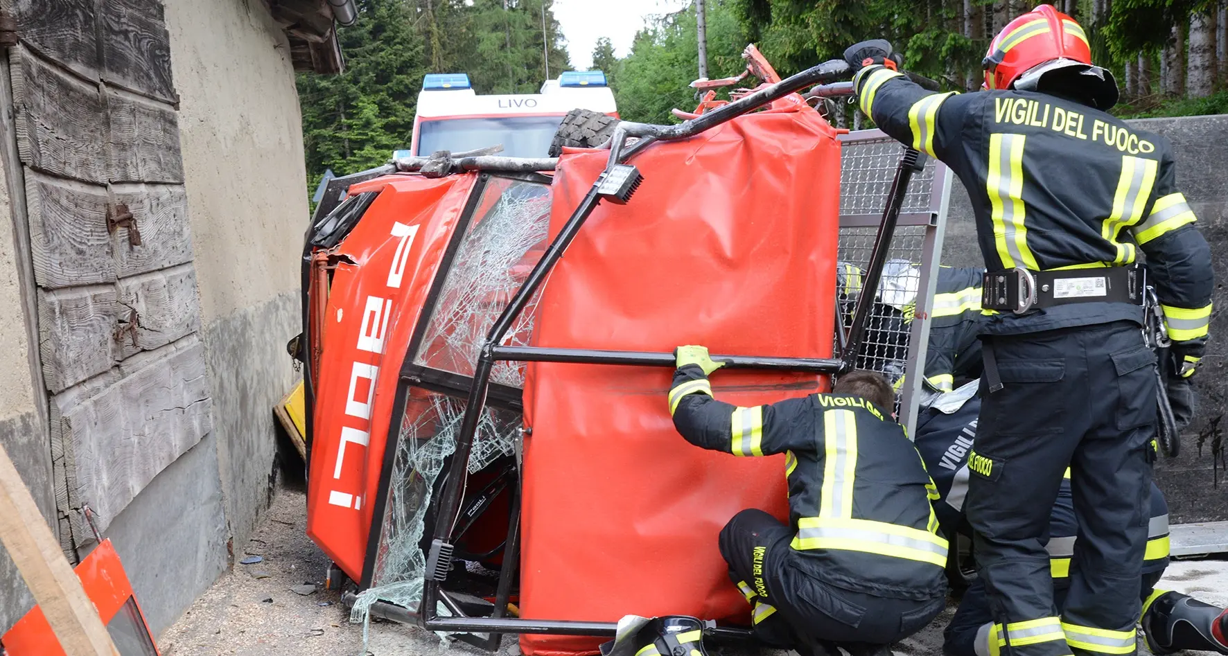 Minorenne si rovescia col trattore Mezzo distrutto, ragazzo ferito