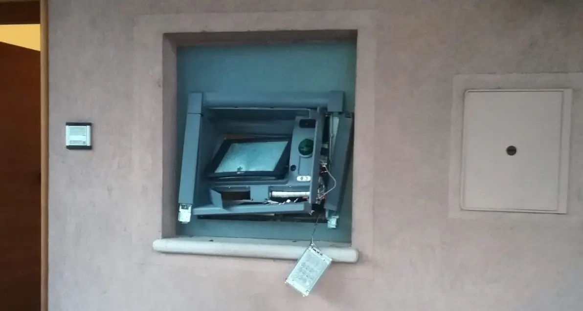 Esplosione al bancomat a Vigo di Ton. Ladri in fuga