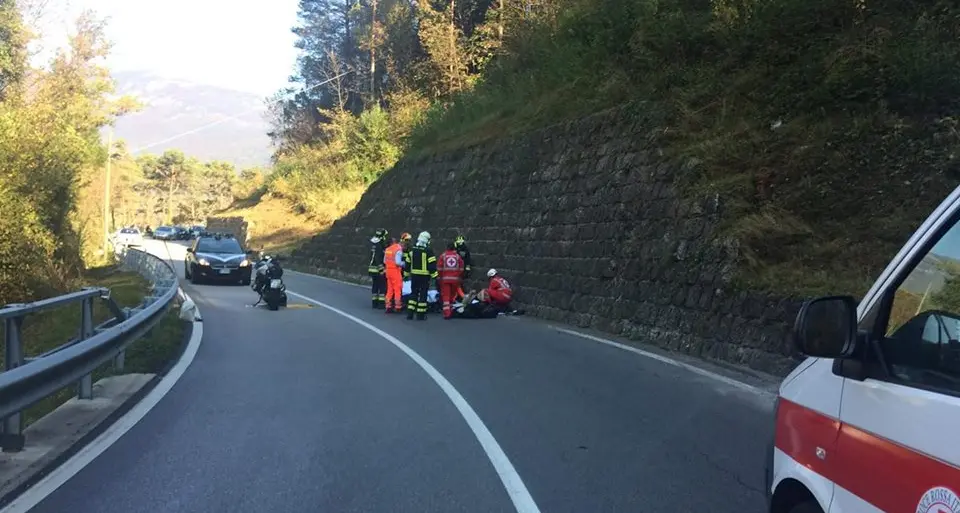 Motociclista cade in curva: soccorritori in azione nel Banale