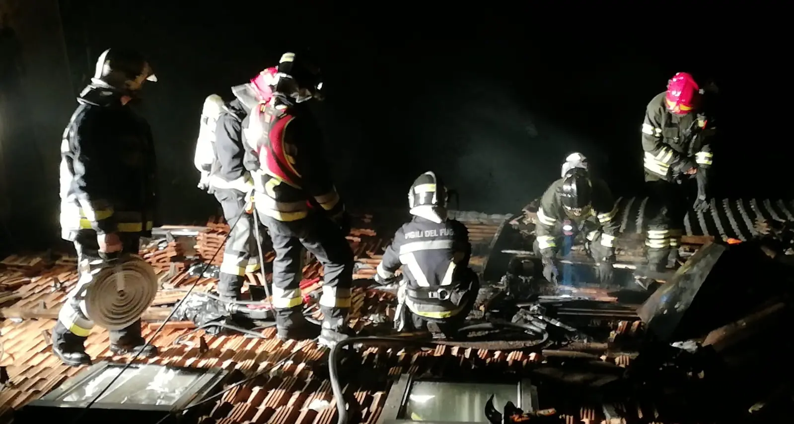 Sopramonte, incendio sul tetto di un'abitazione