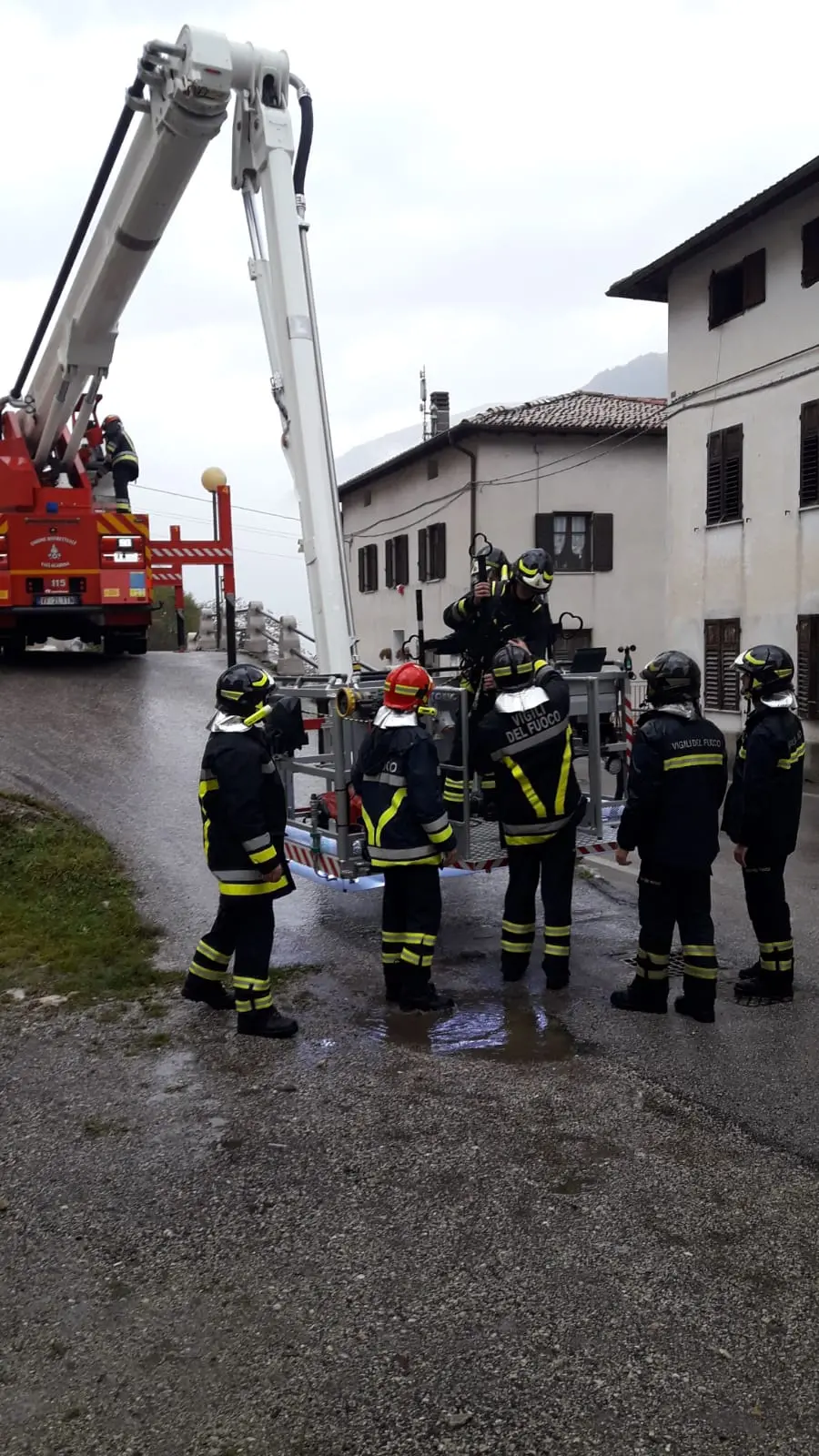 Croce piegata dal vento: i pompieri la «salvano»