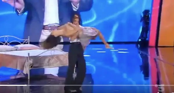 Belen e il folle ballo: mani sul decolletè per evitare l'ìncidente sexy