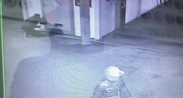 Mezzocorona, blitz dei ladri all'autolavaggio: porte divelte e cassa gettoni svaligiata