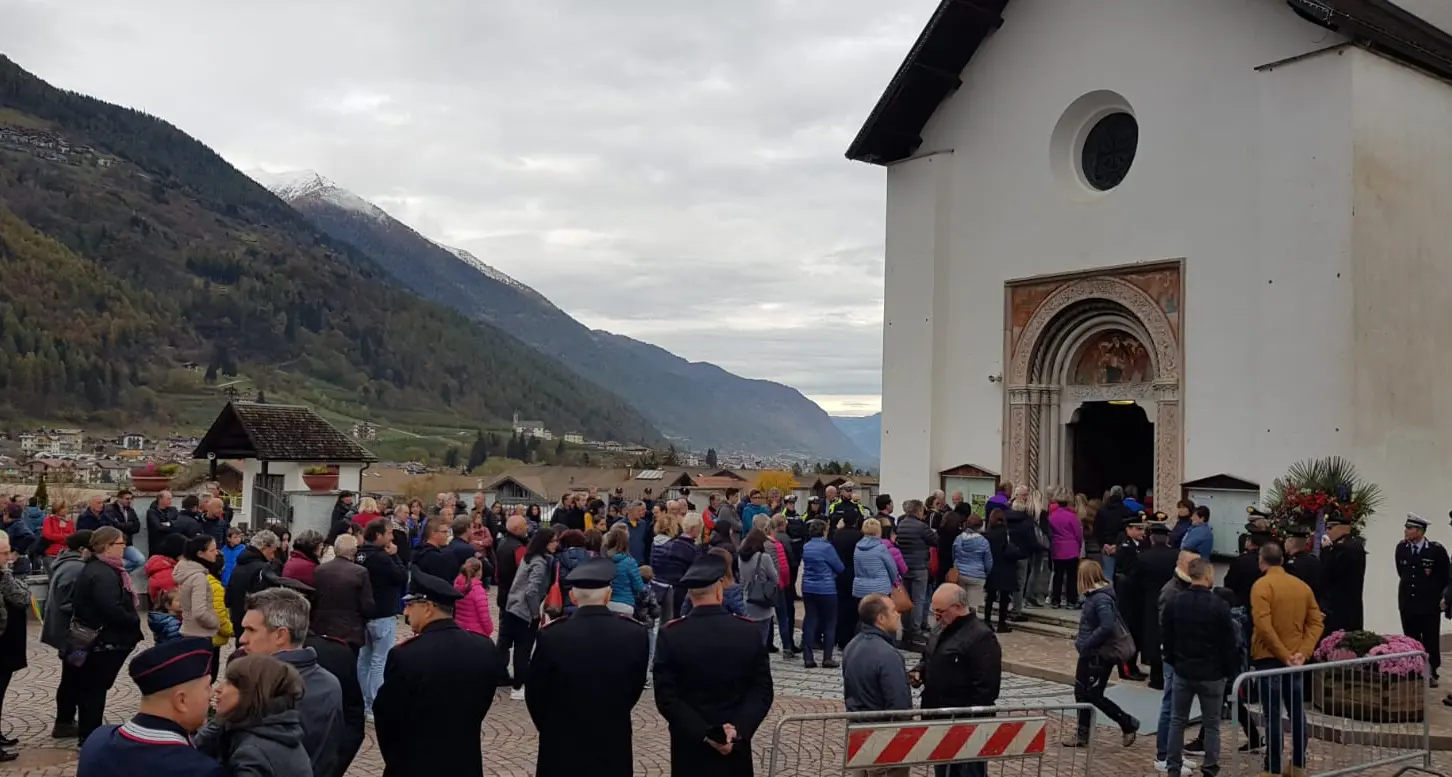 Dimaro: una folla ai funerali di Michela Ramponi