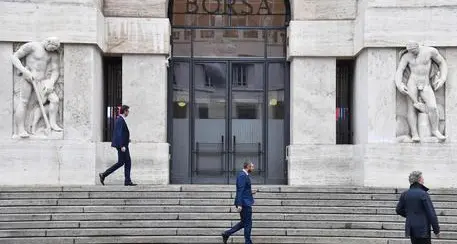 Borsa: Milano apre a -0,2%