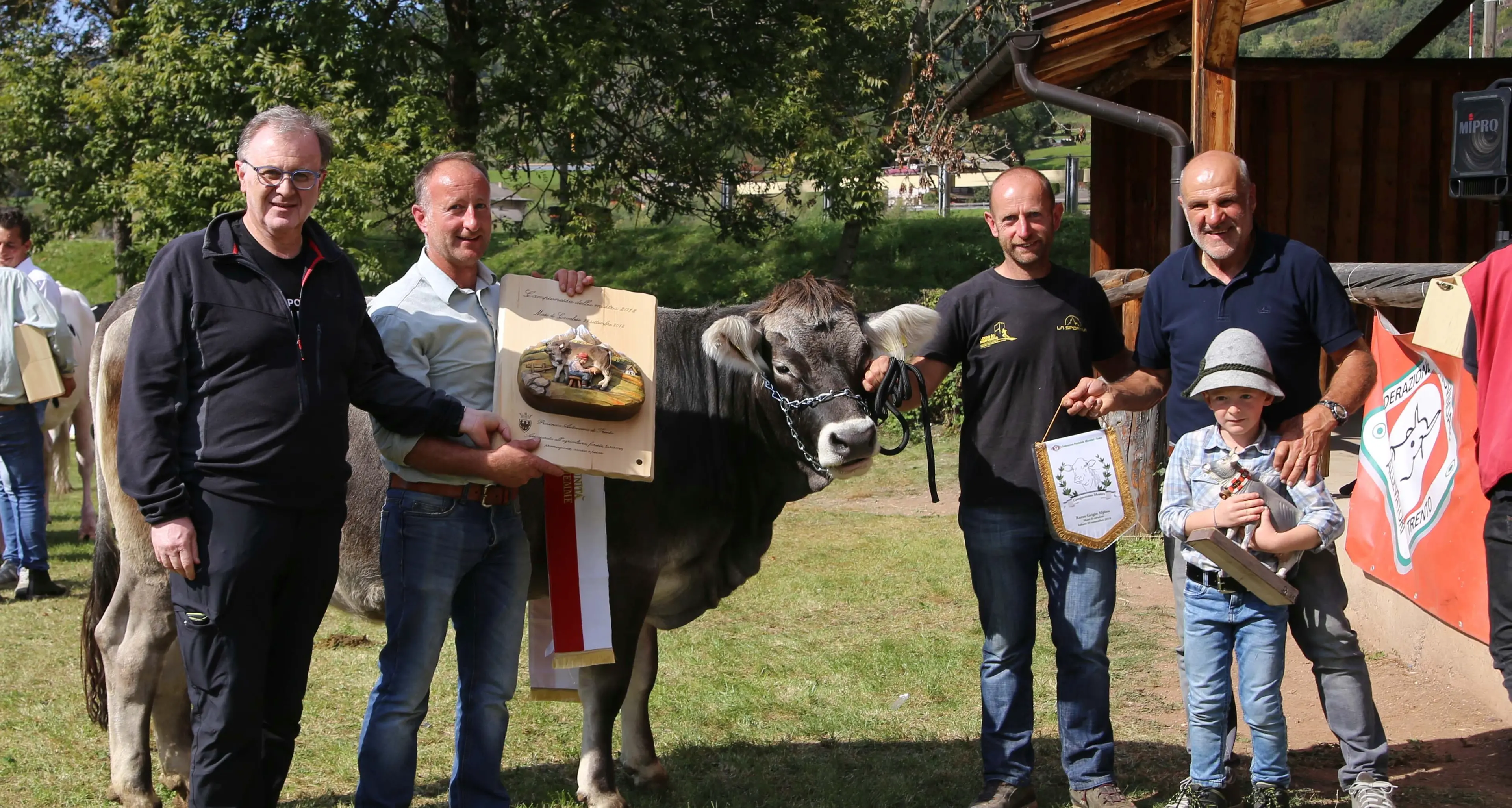 Dalla mostra delle razze bovine a Masi di Cavalese l'invito al ministro Costa per parlare del lupo