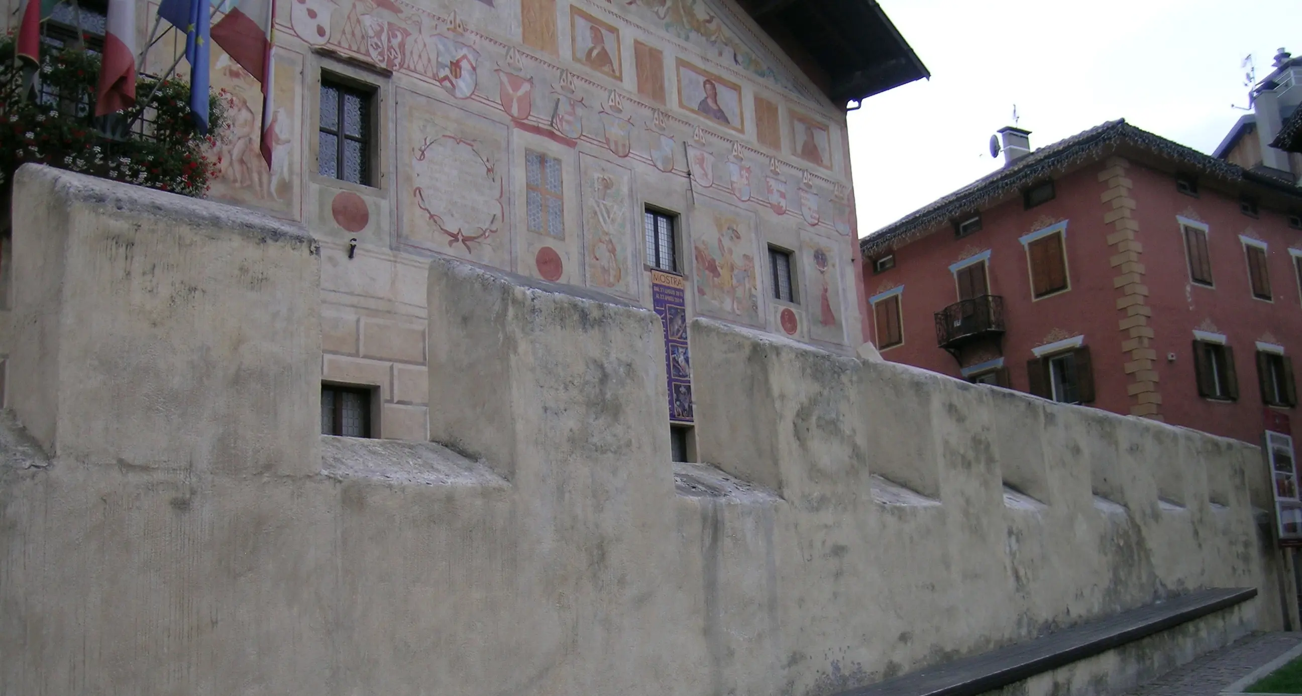 I \"merli\" del Palazzo della Magnifica saranno ricoperti con lastre di porfido
