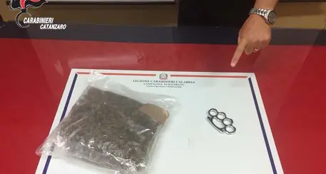 Carabiniere aggredito durante arresto per droga