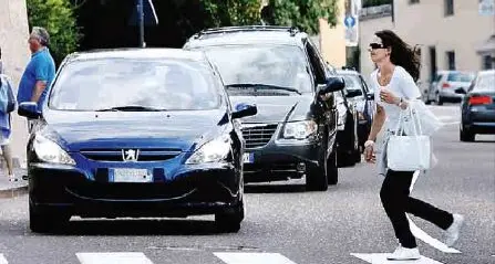Nega la precedenza ai pedoni, multato Il giudice: «Chi va a piedi va sempre rispettato»