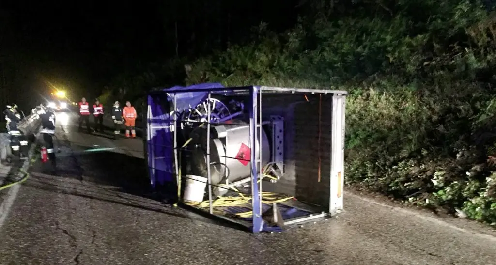 Si rovescia furgone cisterna: in strada 400 litri di carburante
