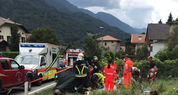 Urta una moto e si dà alla fuga Il motociclista in rianimazione