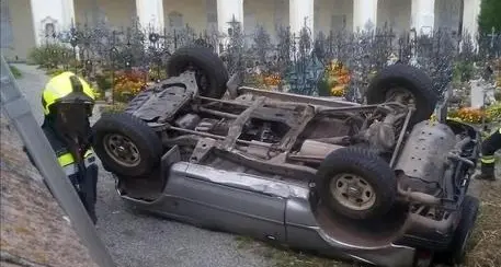 Urta un passeggino col Suv e «atterra» in un cimitero Ferito automobilista 90enne