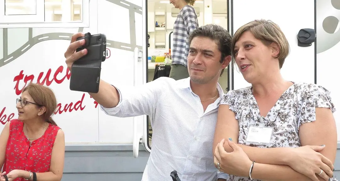 Scherzi, selfie e battute: così Scamarcio ha conquistato Riva