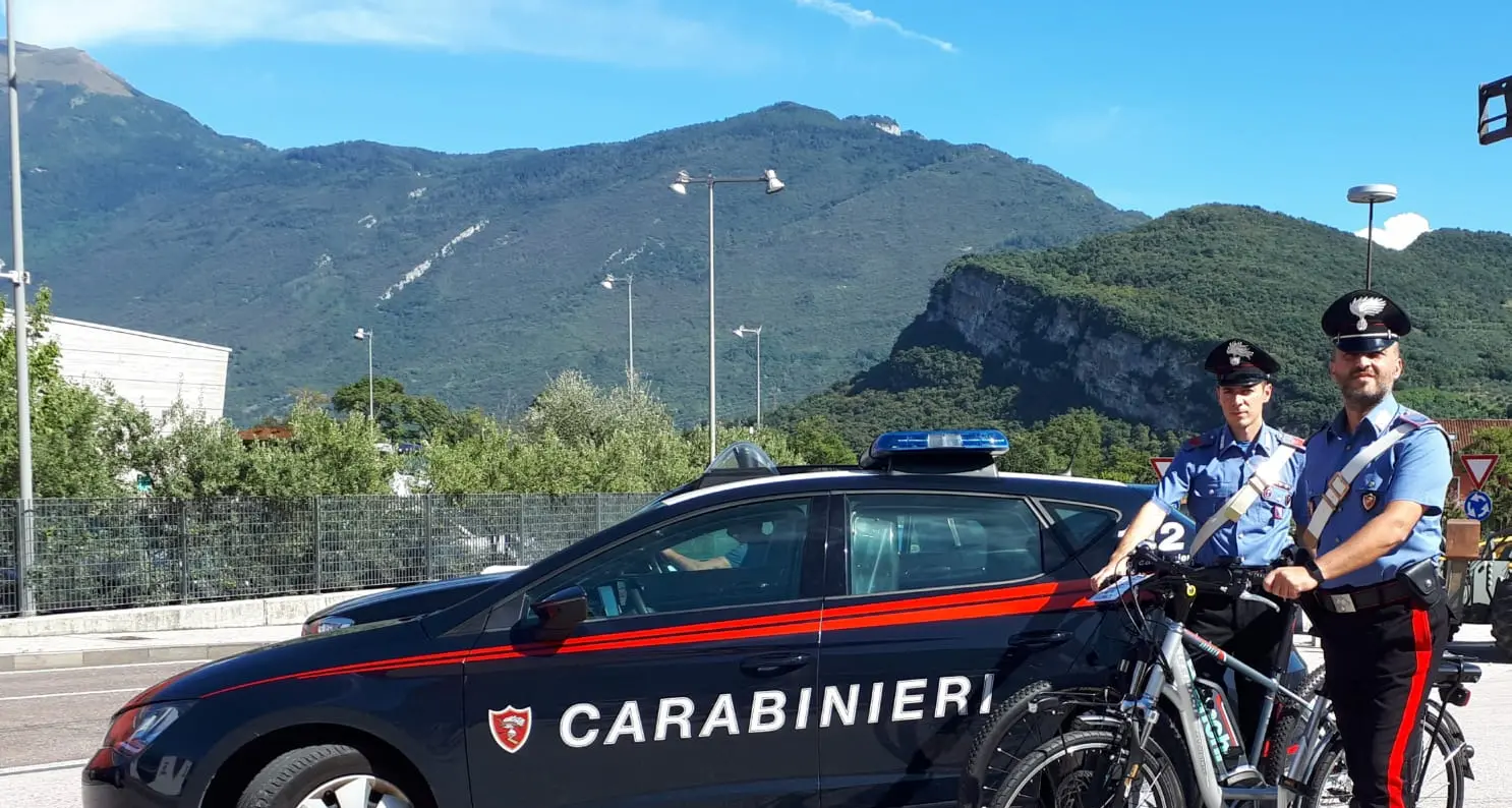 Furto di bici elettriche, due persone in manette