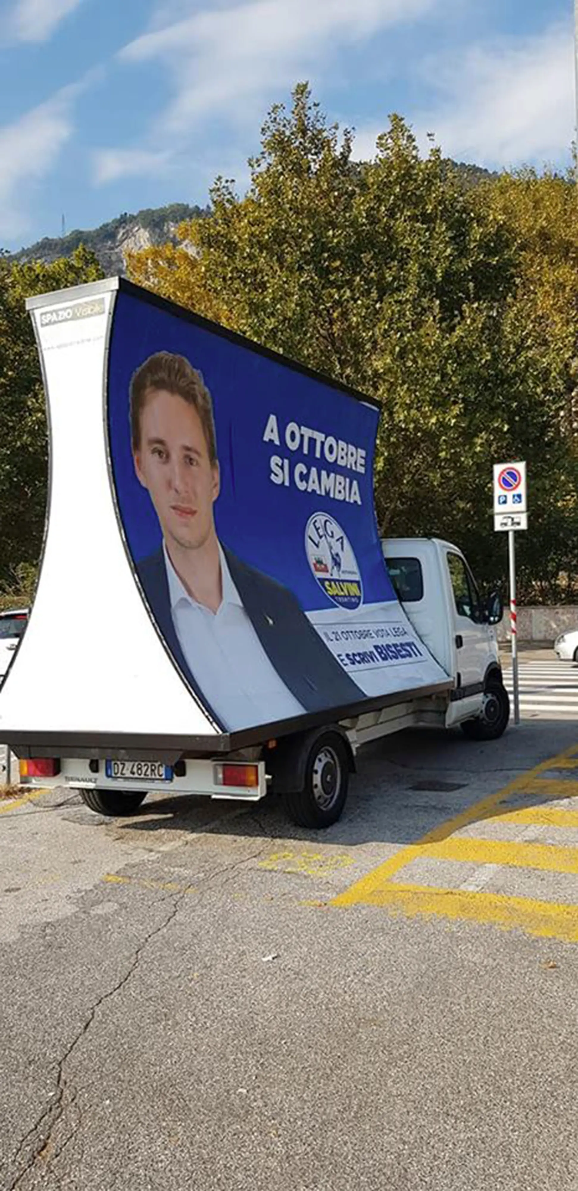 Camion vela sullo stallo disabili Cavallaro (Futura): «Vergogna»