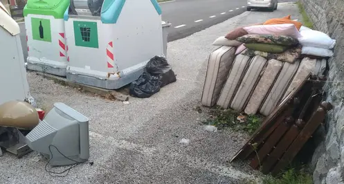 Materassi, mobili, una vecchia tv e tanto altro abbandonati sul Bondone