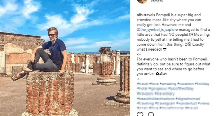 Seduto su colonna Pompei, sdegno sui social